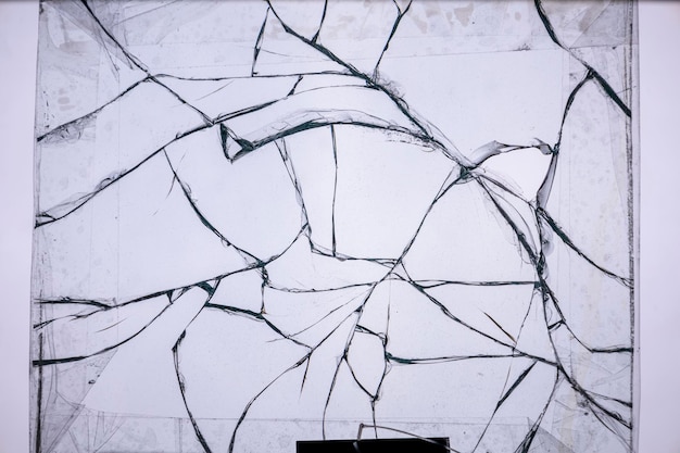 Foto gebrochenes loch in glas auf weißem hintergrund