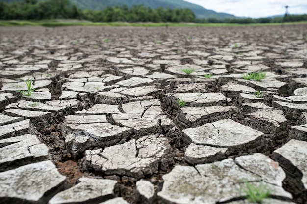 Gebrochenes trockenes Land ohne Wasser. Abstrakter Hintergrund