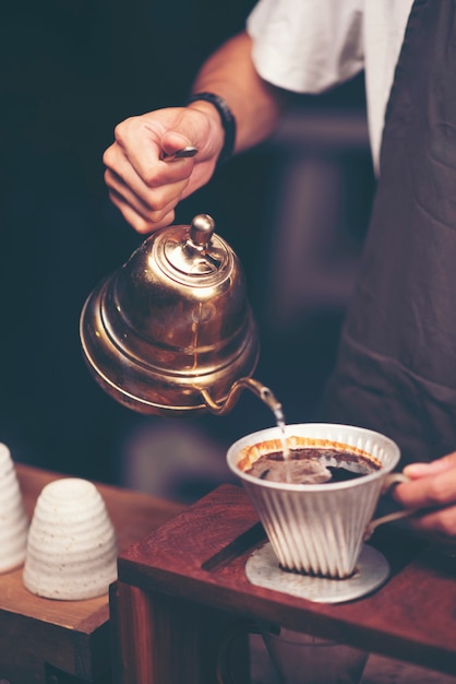 Gebrühten Kaffee aus dampfenden Filter Tropf Stil.