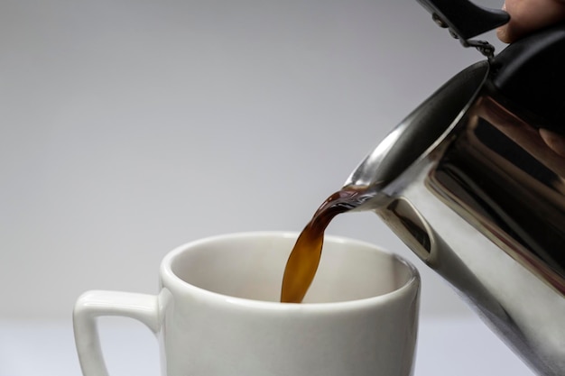 Gebrühter frischer Kaffee auf einem schwarzen Tisch Geysir-Kaffeemaschine Um Kaffee zu trinken