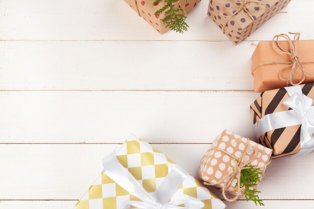 Gebundene Bogengeschenkboxen auf Draufsicht des weißen hölzernen Hintergrundes