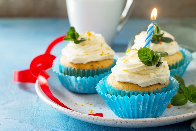 Geburtstag Cupcake Nahaufnahme Bunte Cupcake mit Schlagsahne Mohn und Orangenschale