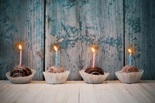 Geburtstag Cupcakes auf Holztisch