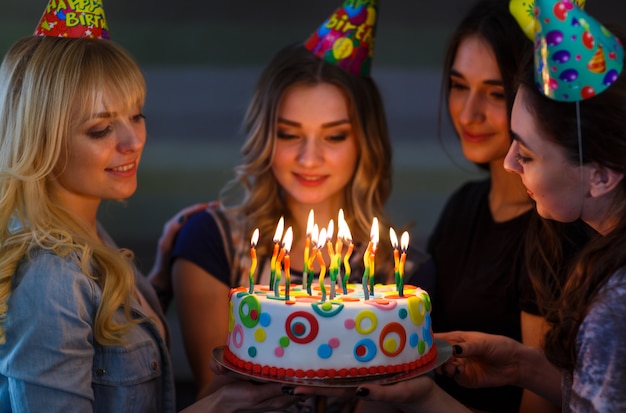 Geburtstag, Frau mit einem Kuchen mit Kerzen.