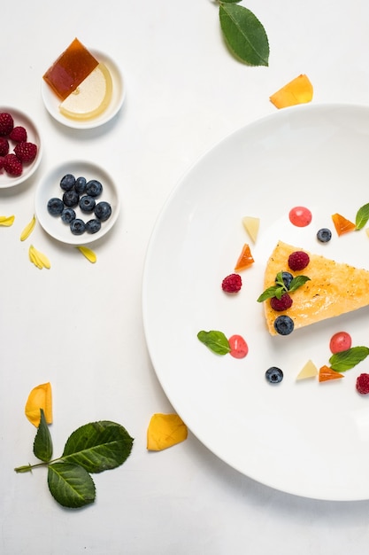 Geburtstag leckere Dessertkuchen Beeren Konzept. Süßwaren. Naschkatzen-Lebensstil.