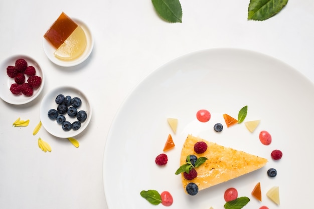 Geburtstag leckere Dessertkuchen Beeren Konzept. Süßwaren. Naschkatzen-Lebensstil.