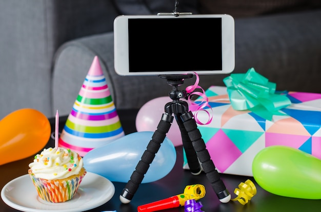 Geburtstag online. Smartphone, Geburtstag Cupcake, Geschenke und Urlaubszubehör.