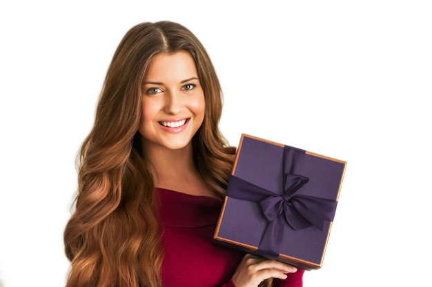 Geburtstag, Weihnachten oder Feiertagsgeschenk glückliche Frau, die eine lila Geschenk- oder Luxus-Beauty-Box-Abonnement-Lieferung isoliert auf weißem Hintergrund hält
