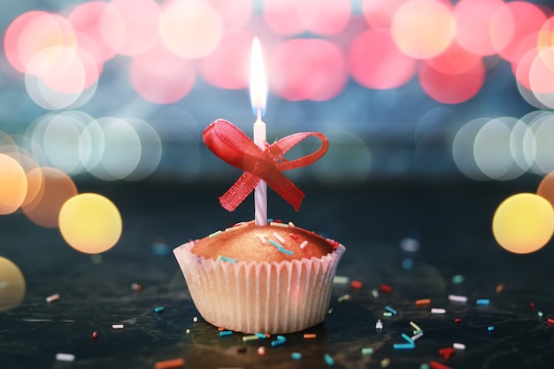 Geburtstags-Cupcake mit Kerzenbokeh