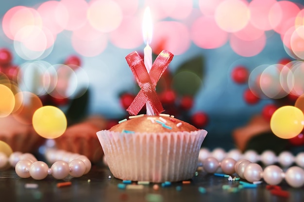 Geburtstags-Cupcake mit Kerzenbokeh