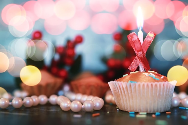 Geburtstags-Cupcake mit Kerzenbokeh