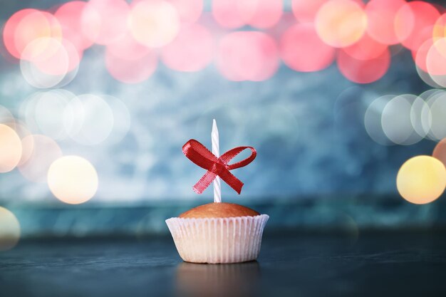 Geburtstags-Cupcake mit Kerzenbokeh