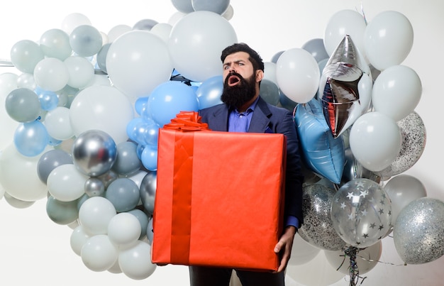 Geburtstagsfeier alles gute zum geburtstag mit heliumballons und großer geschenkbox leute geburtstagsfeier