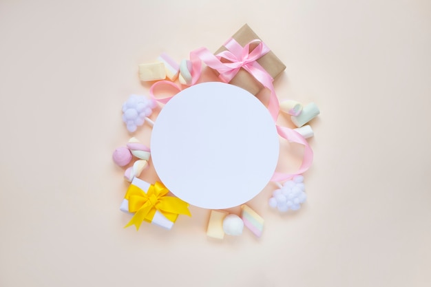 Geburtstagsfeier, Babymitteilung mit Geschenken Marshmallow winzige Wolken