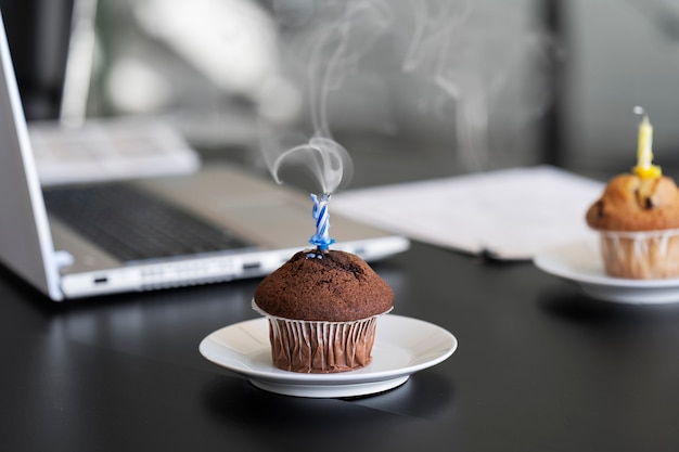 Foto geburtstagsfeier im büro mit cupcakes