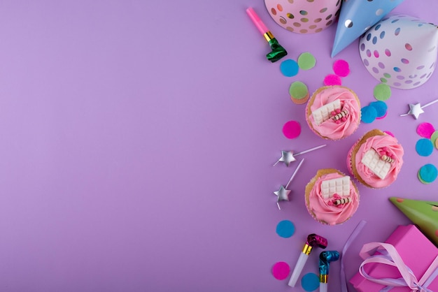 Geburtstagsfeierkonzept mit kleinem Kuchen