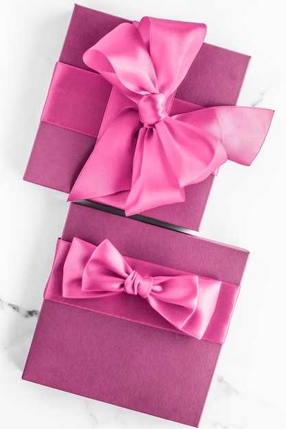 Geburtstagshochzeit und girly Branding-Konzept rosa Geschenkbox mit Seidenschleife auf Marmorhintergrund Mädchen-Baby-Dusche-Geschenk und Glamour-Mode-Geschenk für Luxus-Beauty-Marken-Ferienwohnungsdesign