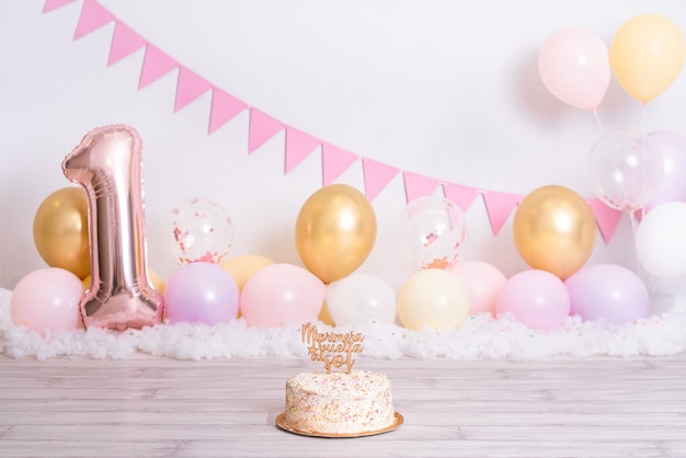 Geburtstagskindkuchen mit farbigen Kugeln. Richtfest, wo es heißt "meine erste Rückkehr zur Sonne". Mädchengeburtstagsfeier. Babys erstes Jahr.