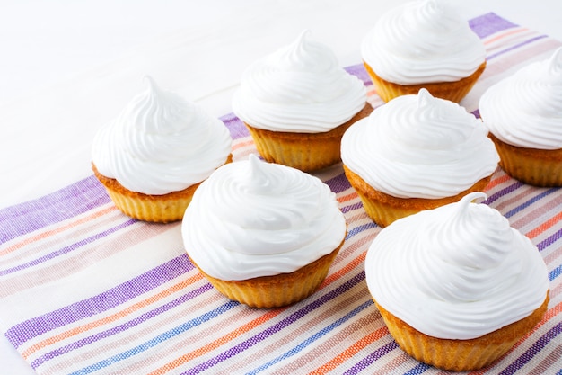 Geburtstagskleine kuchen mit weißer Schlagsahne wirbeln