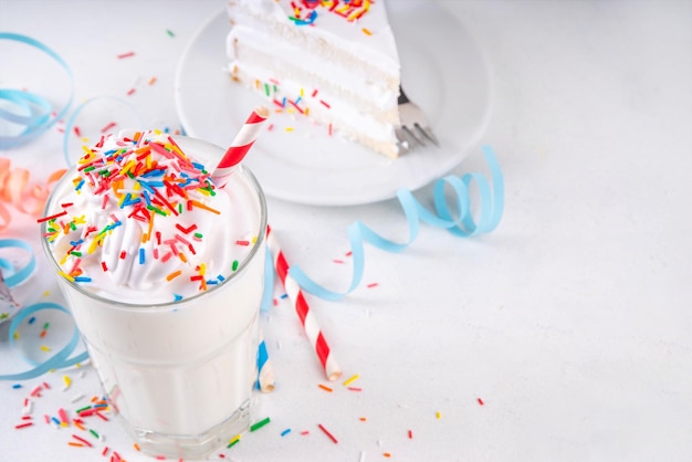Geburtstagskuchen-Milkshake oder Smoothie-Getränk