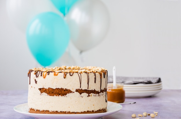 Geburtstagskuchen. Selbst gemachter Feiertagskuchen des Snickers mit Karamell, Nugat, Erdnüssen und Schokolade