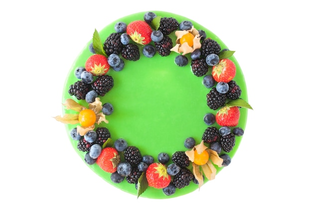 Geburtstagstorte in grüner Glasur verziert mit Beeren