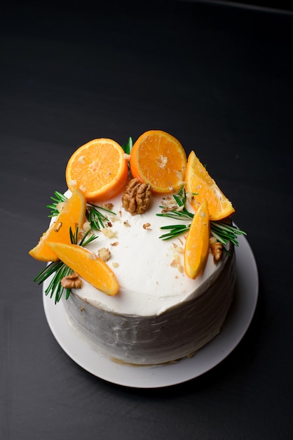 Geburtstagstorte mit Buttercreme und Orangen-Rosmarin-Dekor