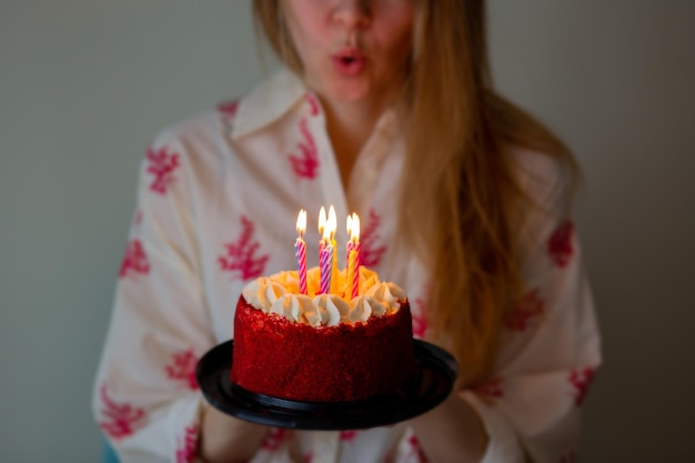 Geburtstagstorte mit Kerzen Leuchtet Kerzen auf dem Kuchen Alles Gute zum Geburtstag Postkarte