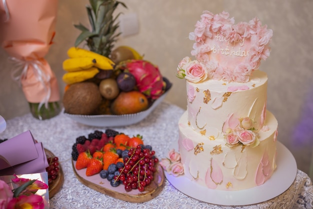 Geburtstagstorte mit Kerzenkerzen auf Kuchenkuchen für den Urlaub schöner weißer Kuchen mit Erdbeeren o...