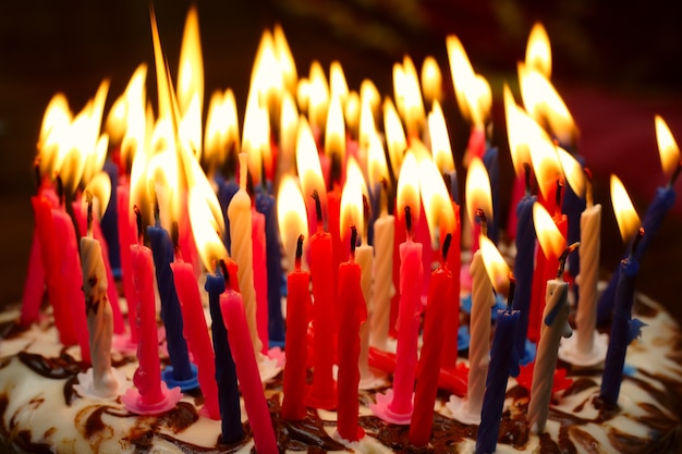 Geburtstagstorte mit vielen brennenden Kerzen