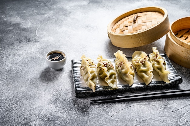 Gedämpfte dim sum auf einer keramikplatte.