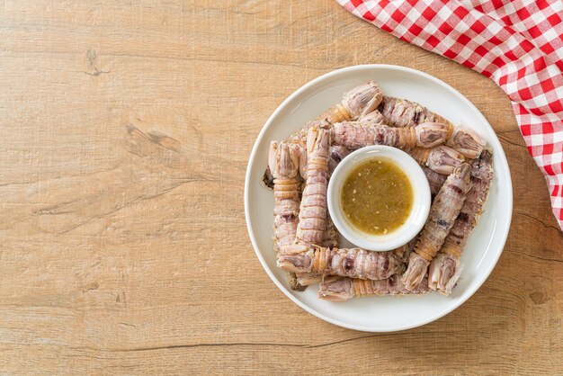 gedämpfte Flusskrebse oder Fangschreckenkrebse oder Stomatopods mit scharfer Meeresfrüchtesauce