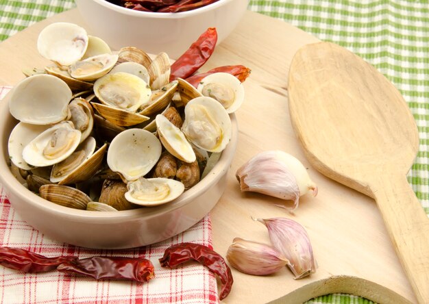 Gedämpfte Muscheln mit Knoblauch dünsten