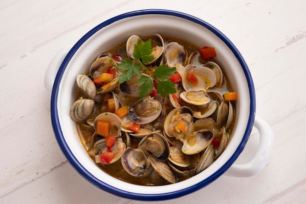 Gedämpfte Muscheln mit Paprika und Tomaten. Traditionelles spanisches Tapa-Rezept.