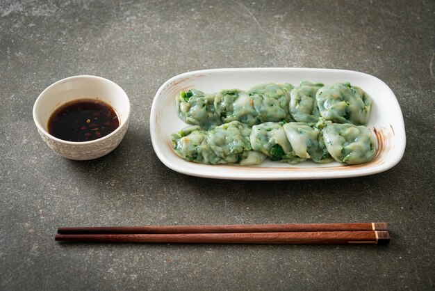 gedämpfte Schnittlauchknödel mit Soße - asiatische Küche