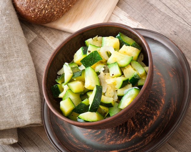 gedämpfte Zucchini mit Gewürzen