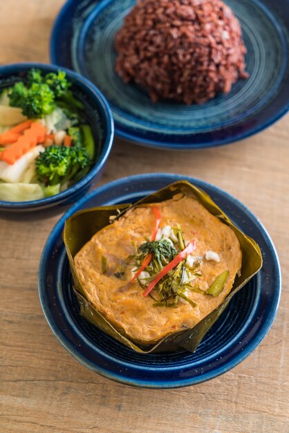 gedämpfter Fisch mit Currypaste und Beerenreis