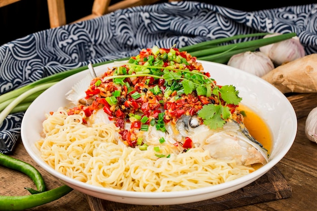 Gedämpfter Fischkopf mit gewürfelter scharfer roter Paprika