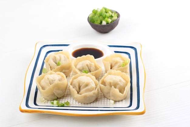 Gedämpfter Mandu-Knödel, traditionelles koreanisches chinesisches Dim Sum Street Food. Isoliert auf weißem Hintergrund