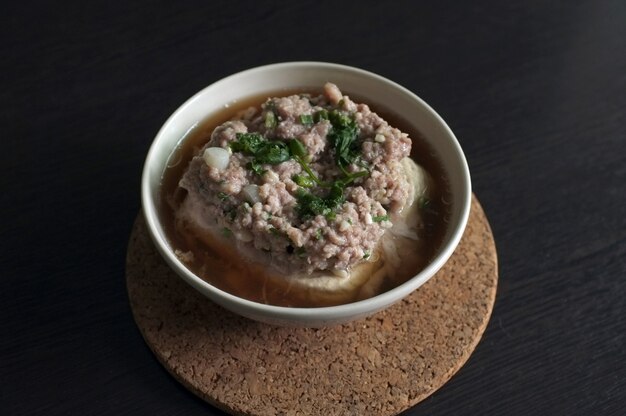 Gedämpfter Tofu mit gehacktem Schweinefleisch