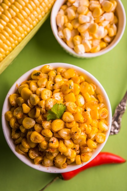 Foto gedämpftes bio-masala aus gelbem zuckermais oder mais-chat, zubereitet mit butter, chat-masala und zitrone, bevorzugter indischer snack