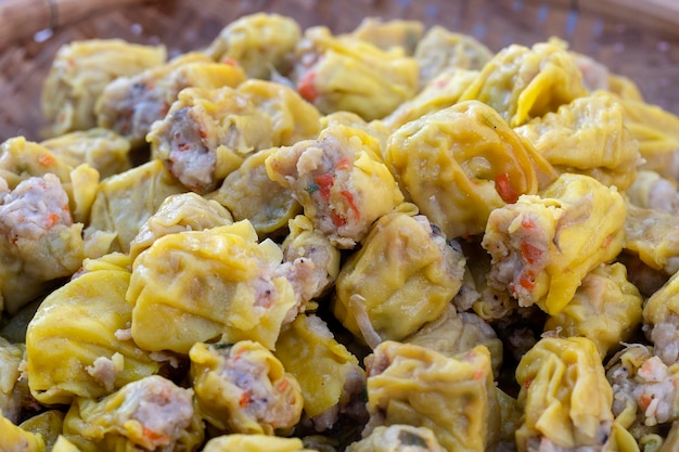 Gedämpftes Dimsum in Bambus auf dem Straßenmarkt in Thailand Dim Sum ein chinesisches Gericht aus kleinen gedünsteten oder gebratenen herzhaften Knödeln mit verschiedenen Füllungen, die als Snack oder Hauptgericht serviert werden