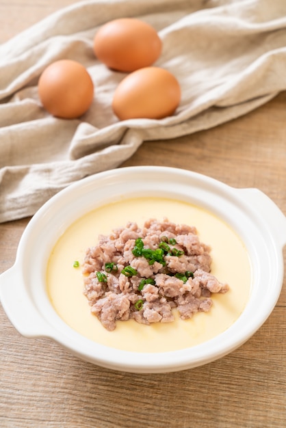 gedämpftes Ei mit gehacktem Schweinefleisch