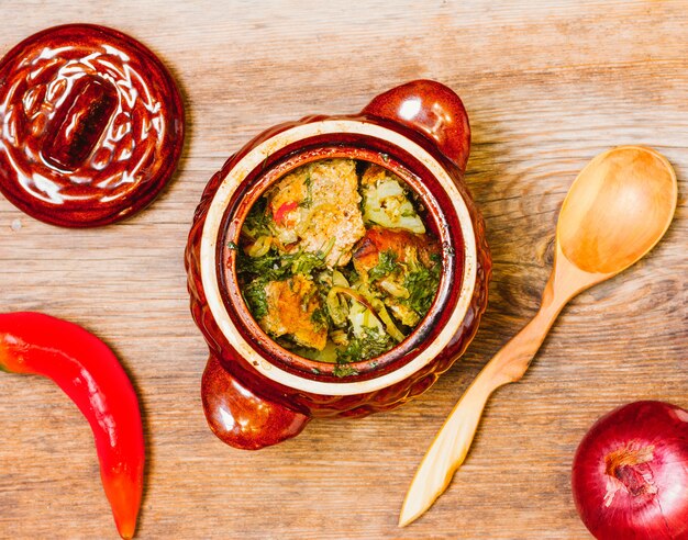 Gedämpftes Fleisch mit Kartoffeln in einem Tontopf