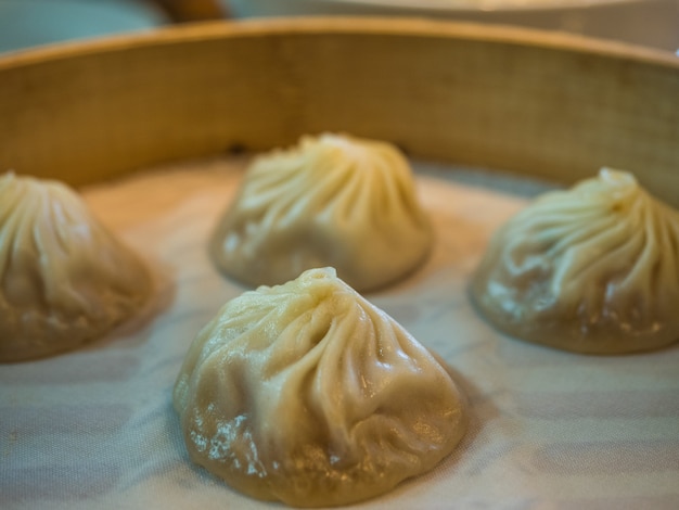 Gedämpftes Schweinefleisch baozi in der Suppe auf Bambusdampfer