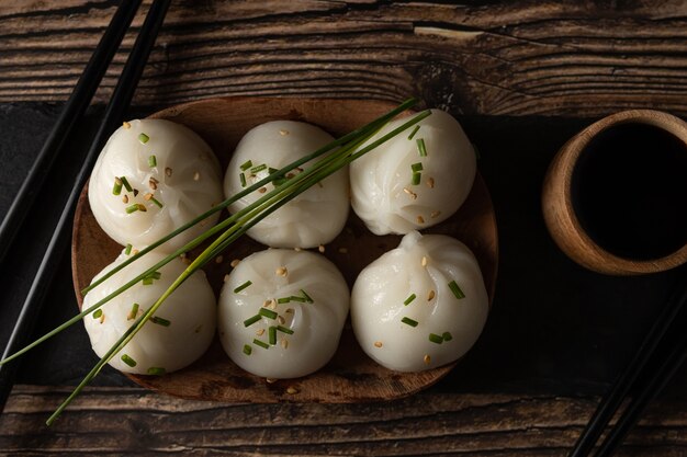 Gedämpftes Schweinefleisch und Garnelen-Dim Sum auf Schieferstein auf Holztisch