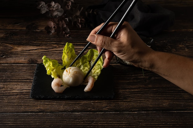 Gedämpftes Schweinefleisch und Garnelen-Dim Sum auf Schieferstein auf Holztisch