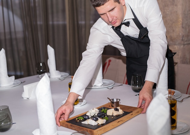 Foto gedeck für abendessen in einem restaurant.