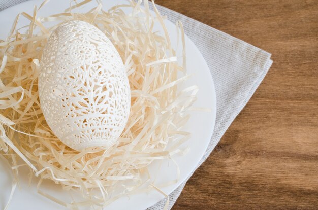 Gedeck für die Osterfeier. Geschnitztes Ei.