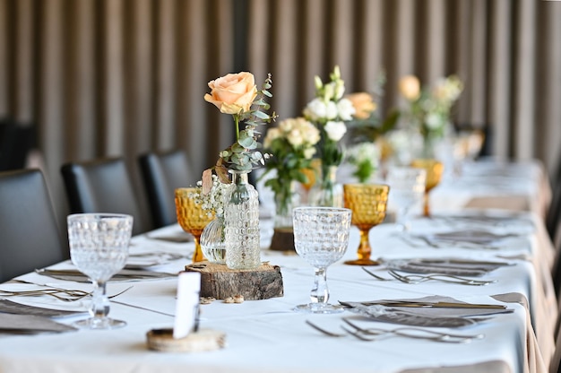 Gedeckte Tische für eine Eventparty oder einen Hochzeitsempfang mit hochwertigen Fotos